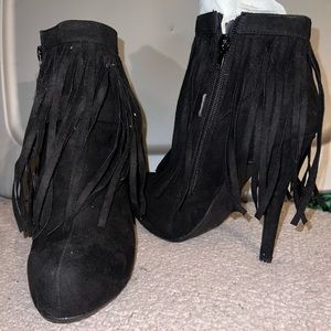 Ardenne black suede boots with fringe size 6, mint condition, never worn